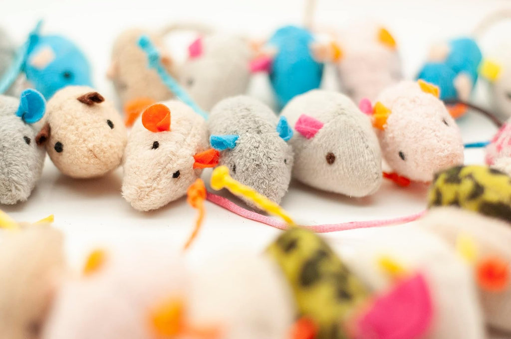 Plush catnip mice 32-piece variety pack – in use