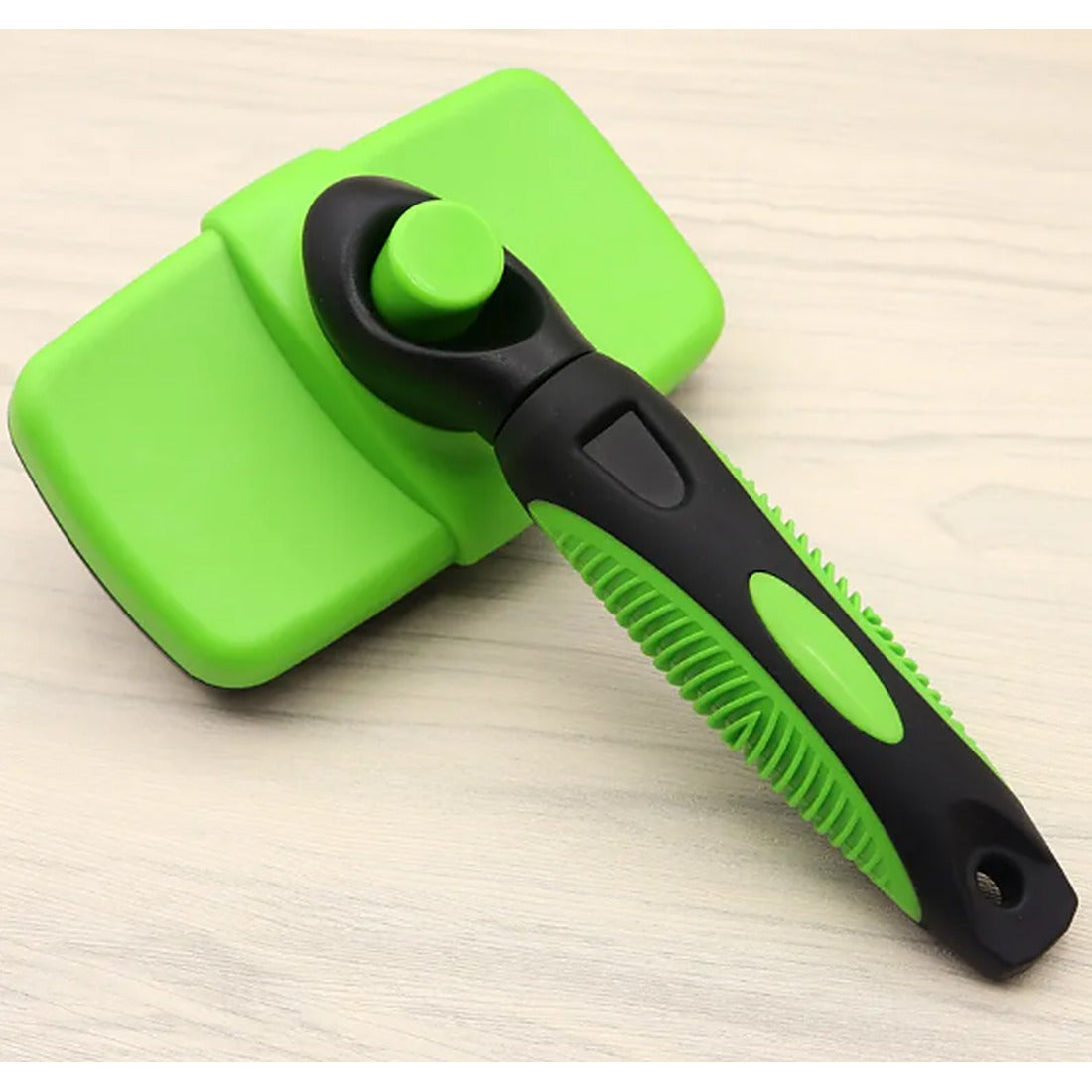 Self-cleaning deshedding comb in green