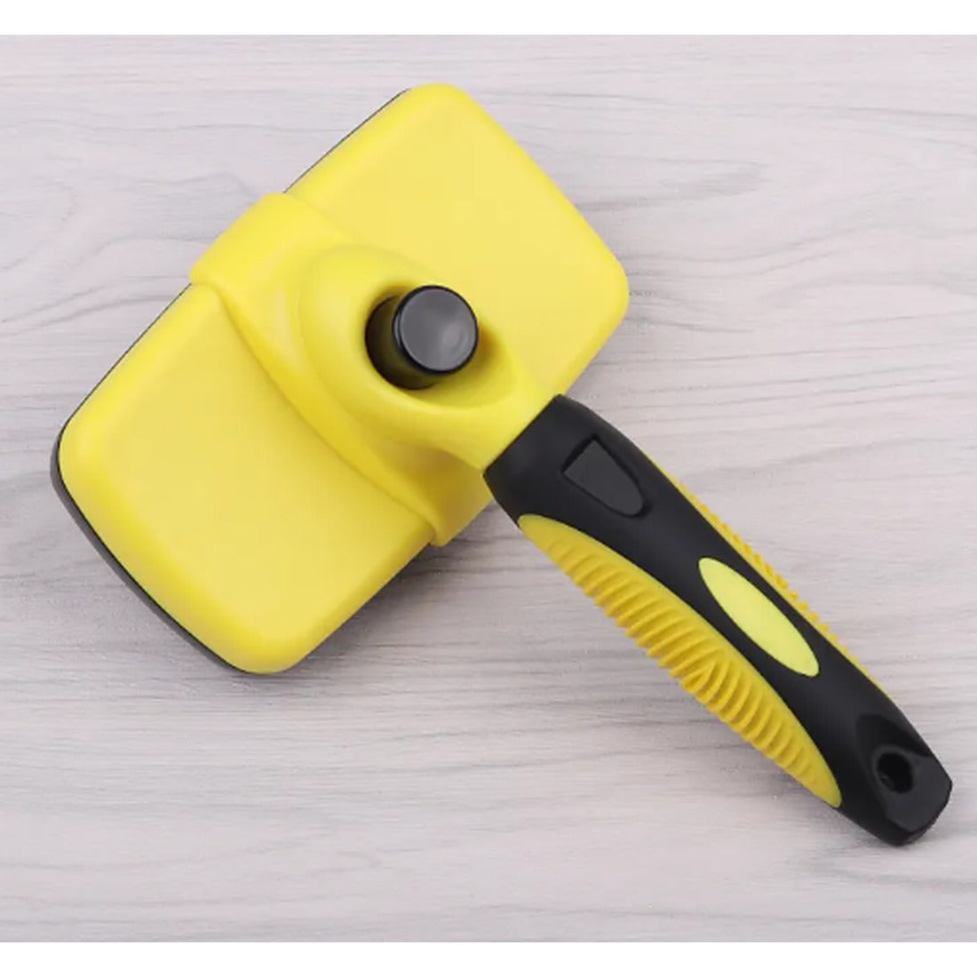 Self-cleaning deshedding comb in yellow